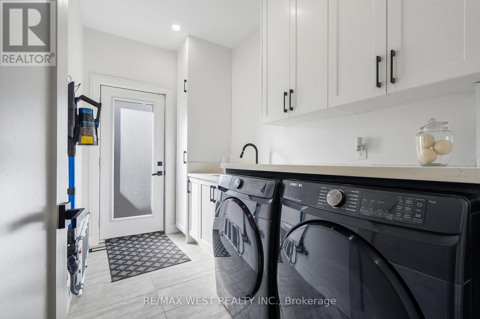 42 Woolton Crescent, Toronto (Brookhaven-Amesbury), Ontario  M6M 4K9 - Photo 16 - W14108498
