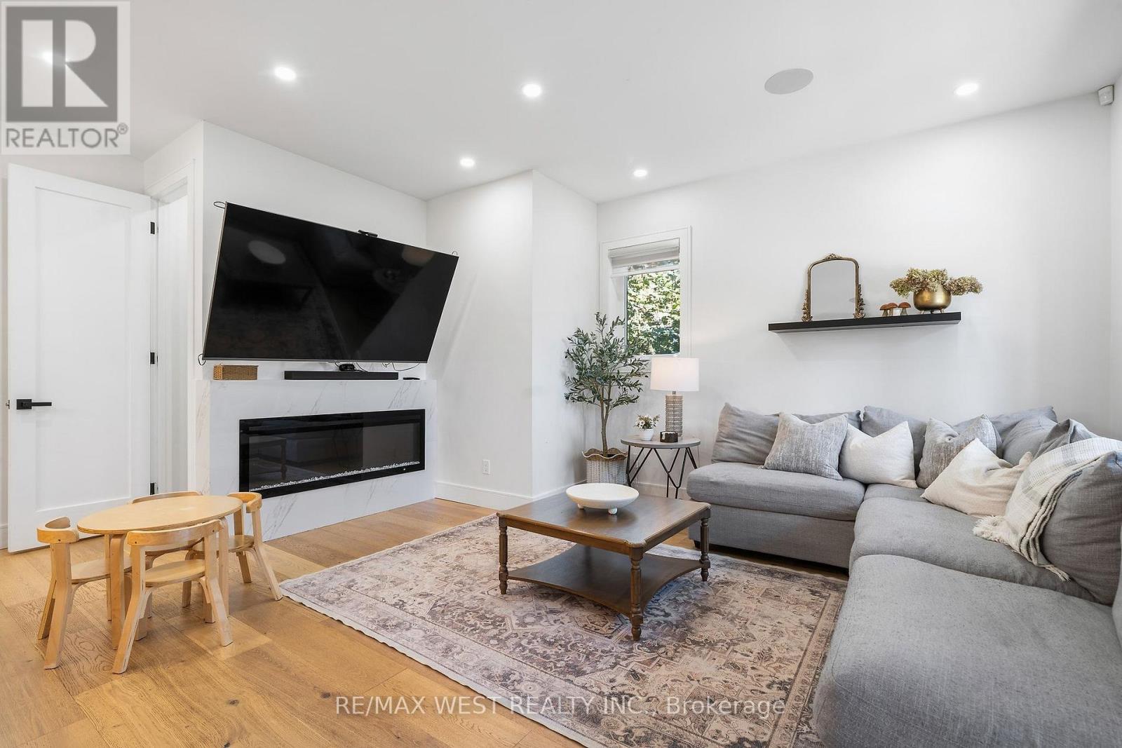 42 Woolton Crescent, Toronto (Brookhaven-Amesbury), Ontario  M6M 4K9 - Photo 2 - W14108498