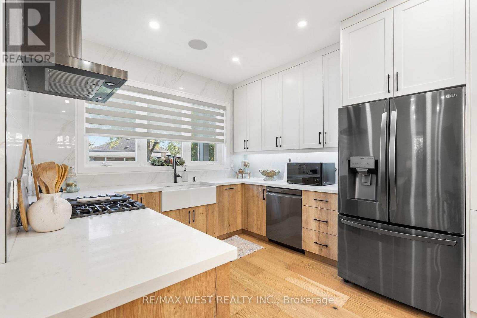 42 Woolton Crescent, Toronto (Brookhaven-Amesbury), Ontario  M6M 4K9 - Photo 4 - W14108498