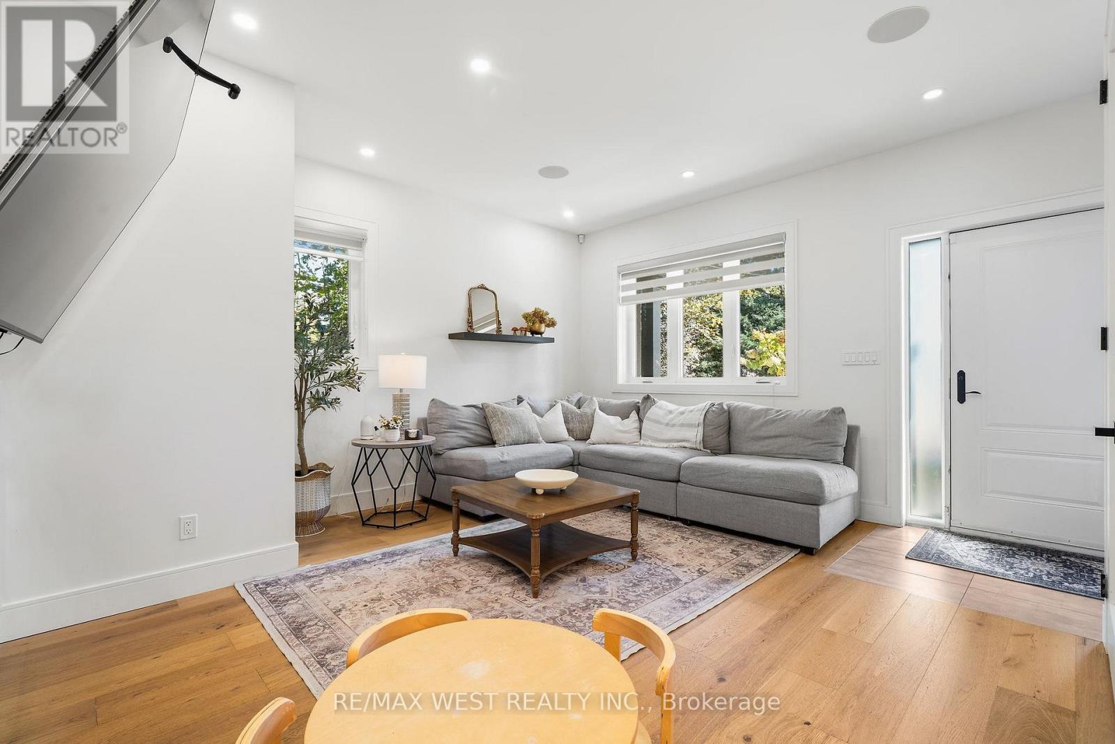 42 Woolton Crescent, Toronto (Brookhaven-Amesbury), Ontario  M6M 4K9 - Photo 6 - W14108498