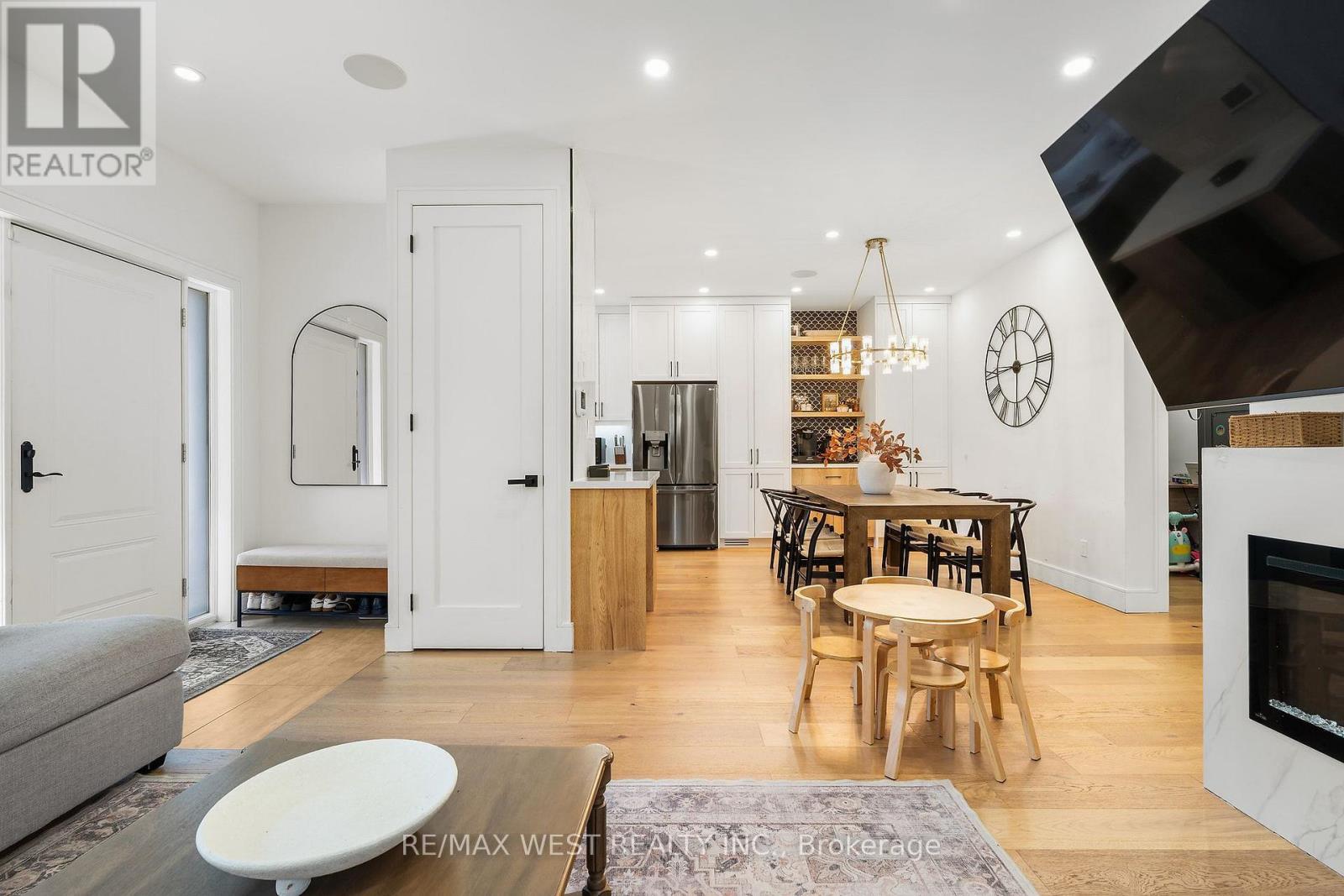 42 Woolton Crescent, Toronto (Brookhaven-Amesbury), Ontario  M6M 4K9 - Photo 8 - W14108498