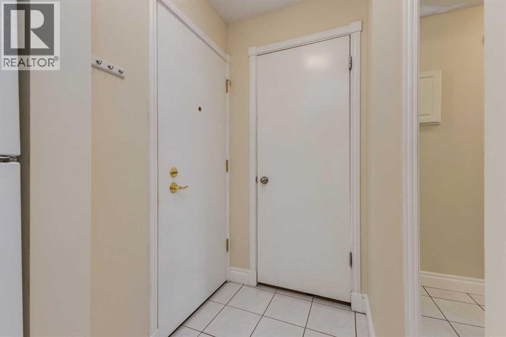 1402, 201 Braeglen Close Sw, Calgary, Alberta  T2W 2B1 - Photo 4 - A2353264