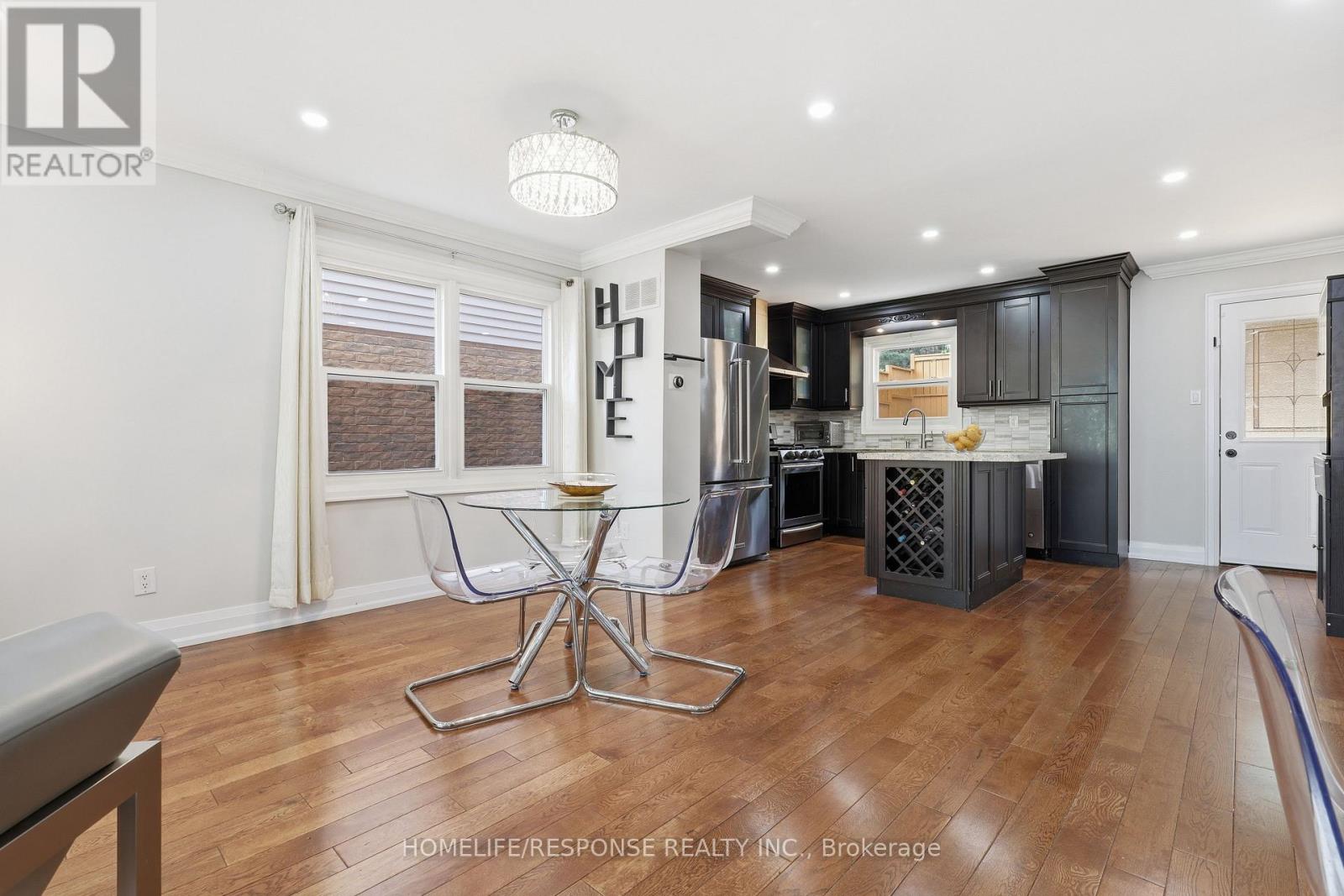 680 Sweetwater Place, Mississauga, Ontario  L5H 3Y9 - Photo 3 - W13767216