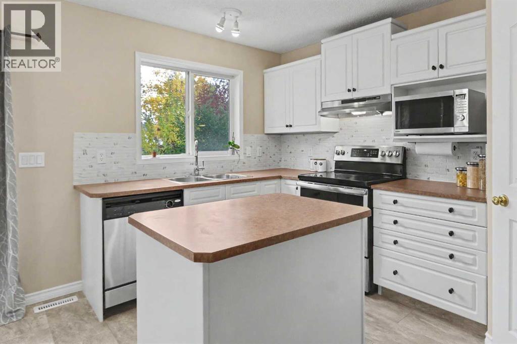 436 Rocky Ridge Bay NW, Calgary, Alberta  T3G 4H8 - Photo 8 - A2351708