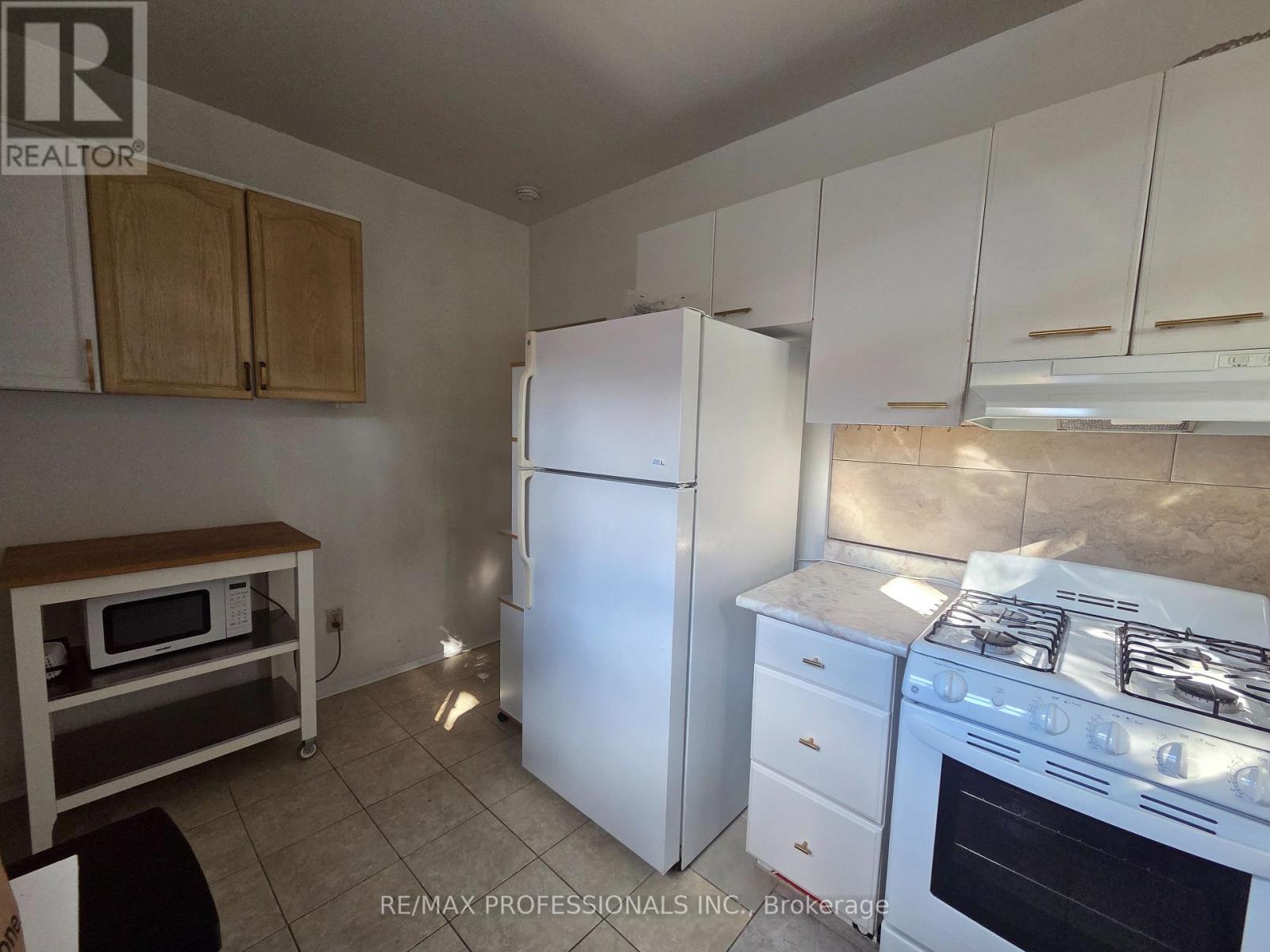 Main Level - 150 Robert Street, Toronto, Ontario  M5S 2K3 - Photo 11 - C13717964