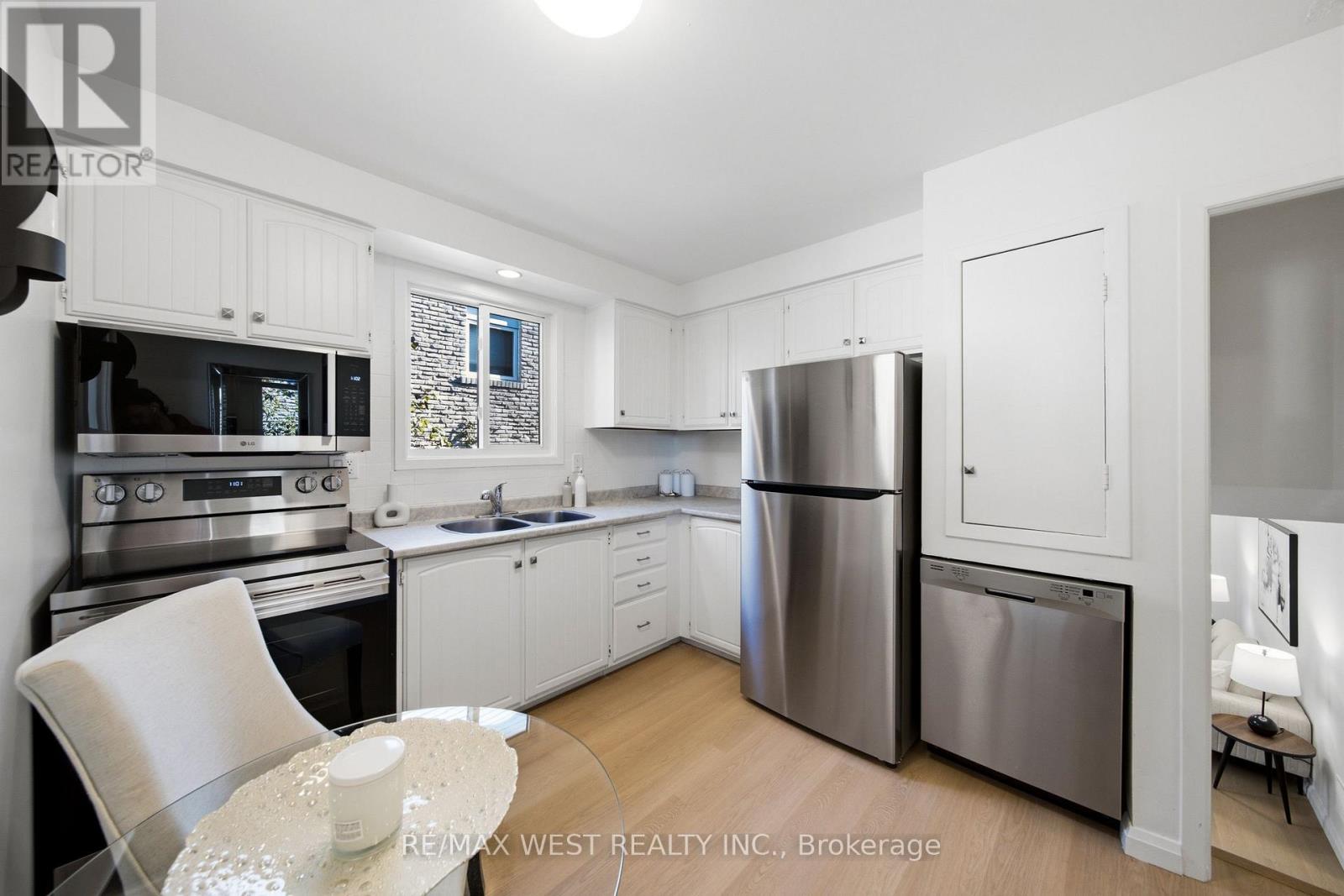 510 Galedowns Court, Mississauga, Ontario  L5A 3H9 - Photo 8 - W14108798