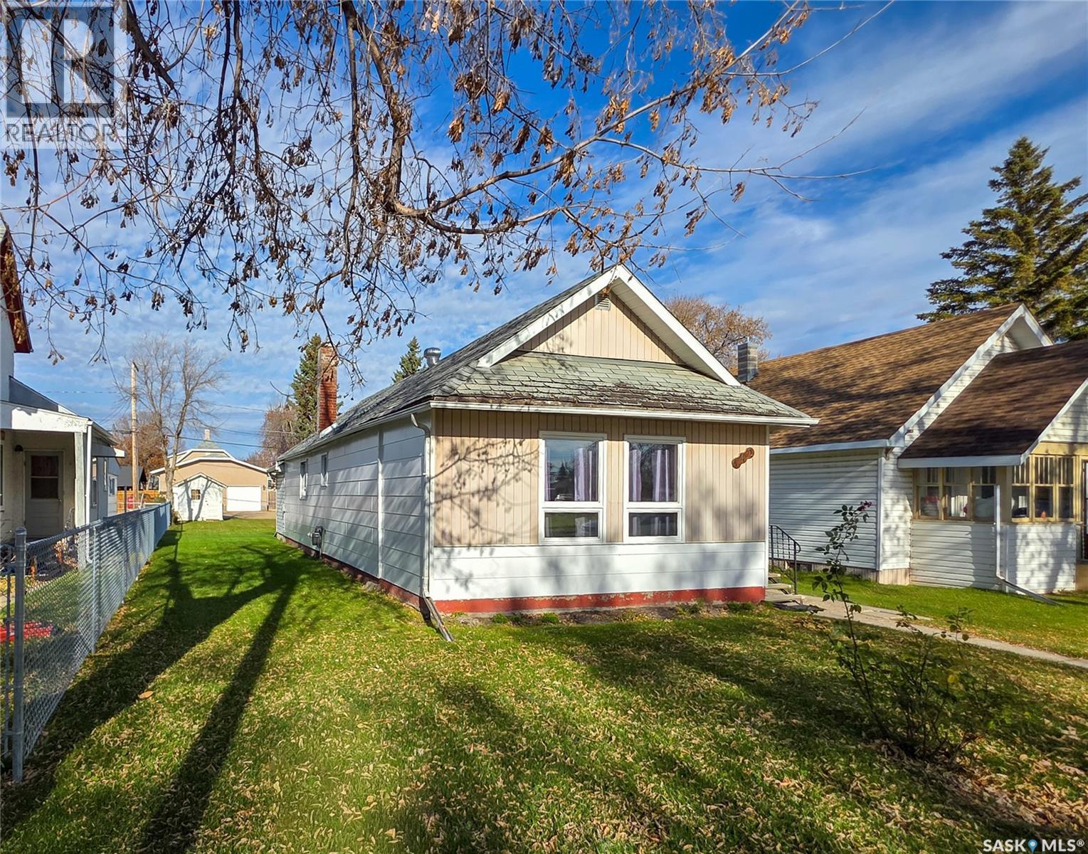 142 5th Avenue W, Melville, Saskatchewan  S0A 2P0 - Photo 1 - SK051772