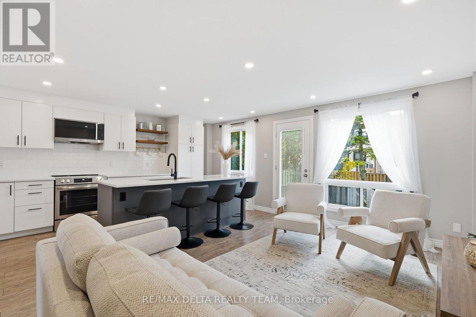 6917 Bilberry Drive, Ottawa, Ontario  K1C 2C1 - Photo 4 - X14108946