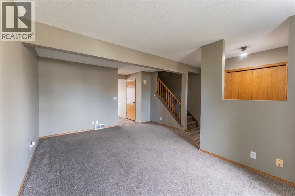 16 Davis Close, Red Deer, Alberta  T4R 2L4 - Photo 4 - A2354090