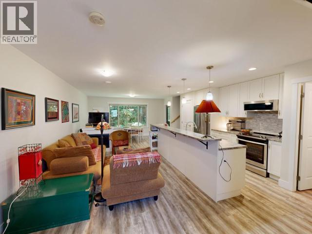 7-4251 WESTVIEW AVE