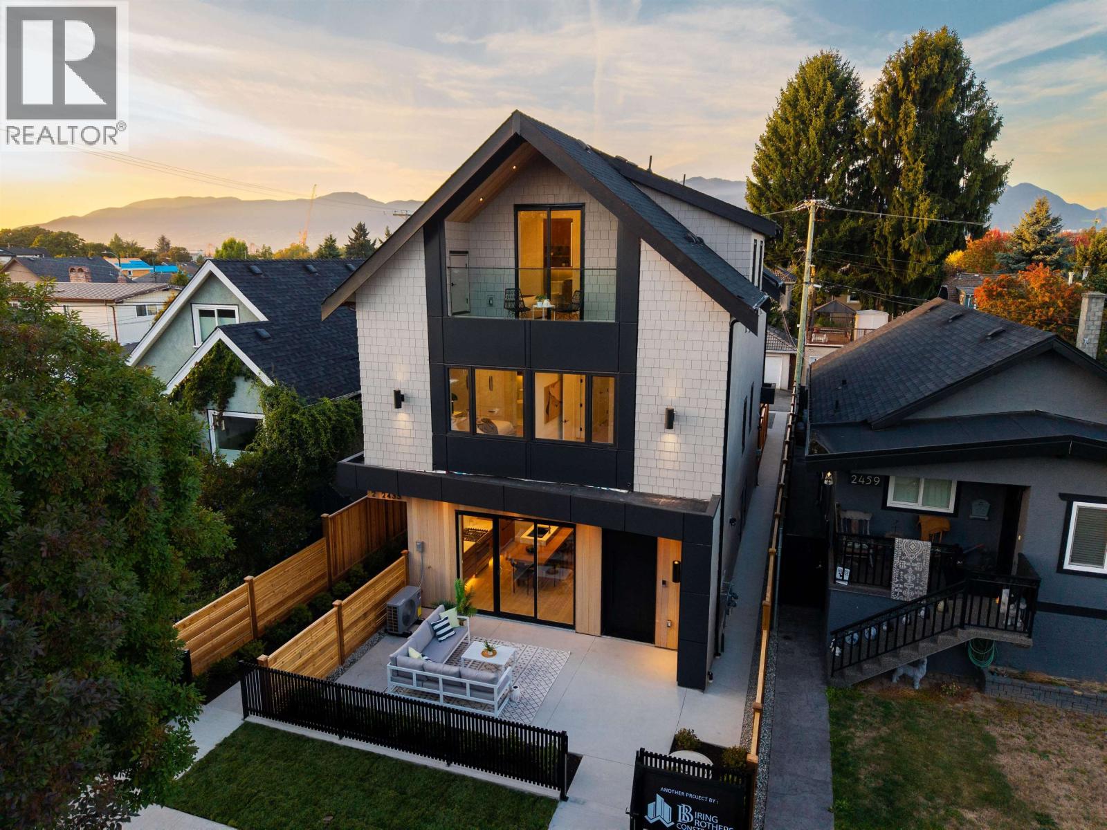 1 2435 Napier Street, Vancouver, British Columbia  V5K 2W2 - Photo 1 - R3177942