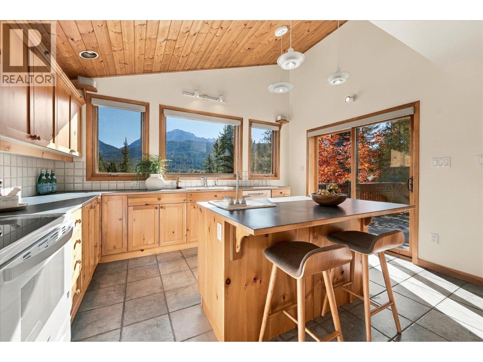 9282 Emerald Drive, Whistler, British Columbia  V8E 0G5 - Photo 10 - R3177932