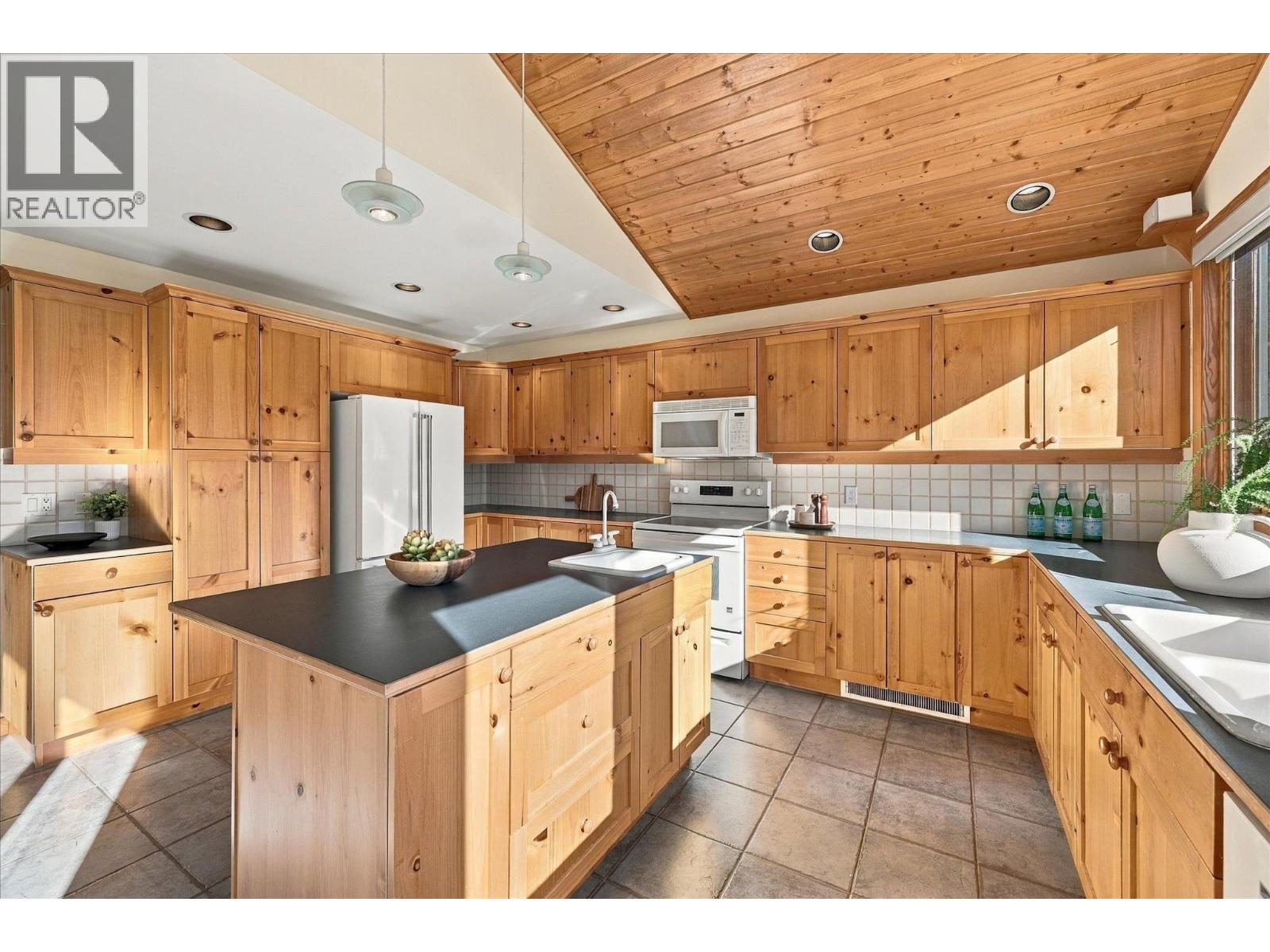 9282 Emerald Drive, Whistler, British Columbia  V8E 0G5 - Photo 11 - R3177932