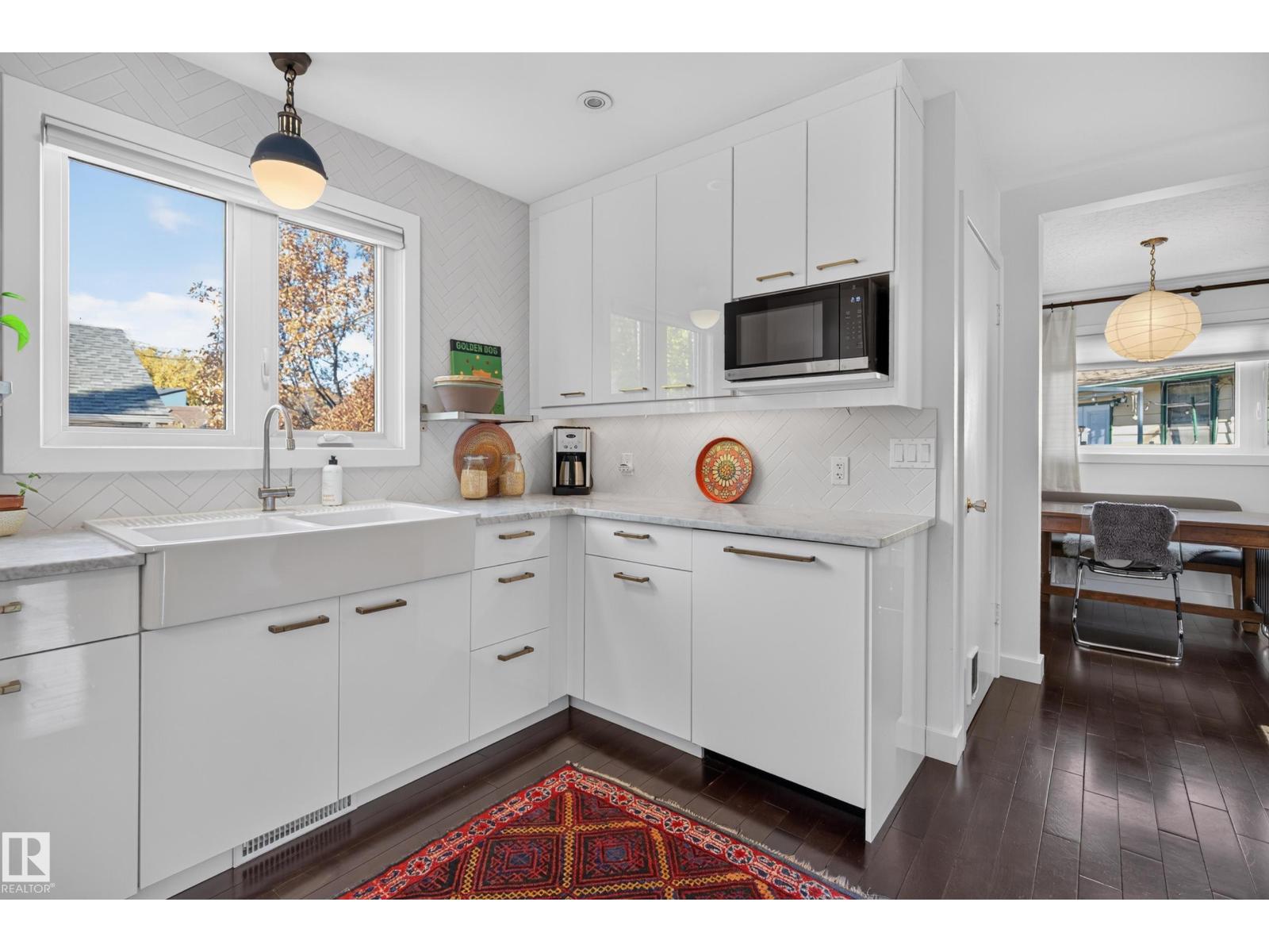 7704 102 AV NW NW