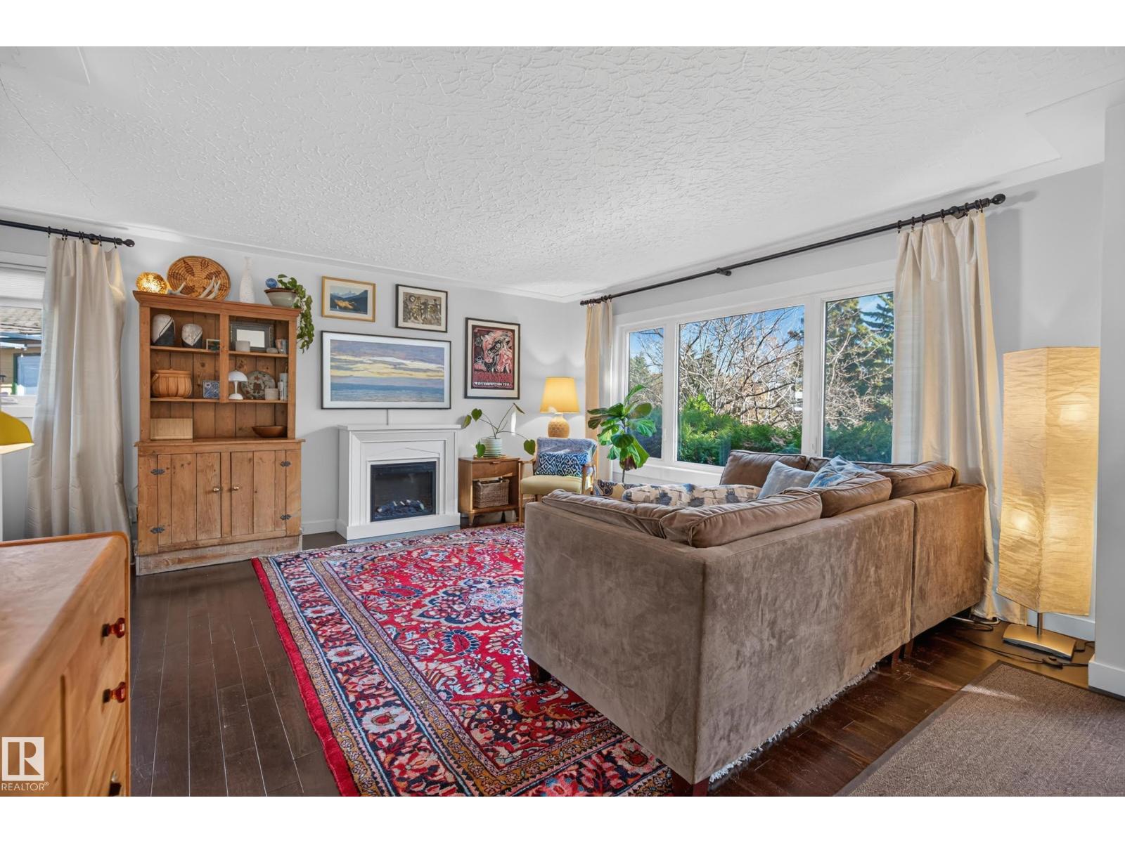 7704 102 AV NW NW