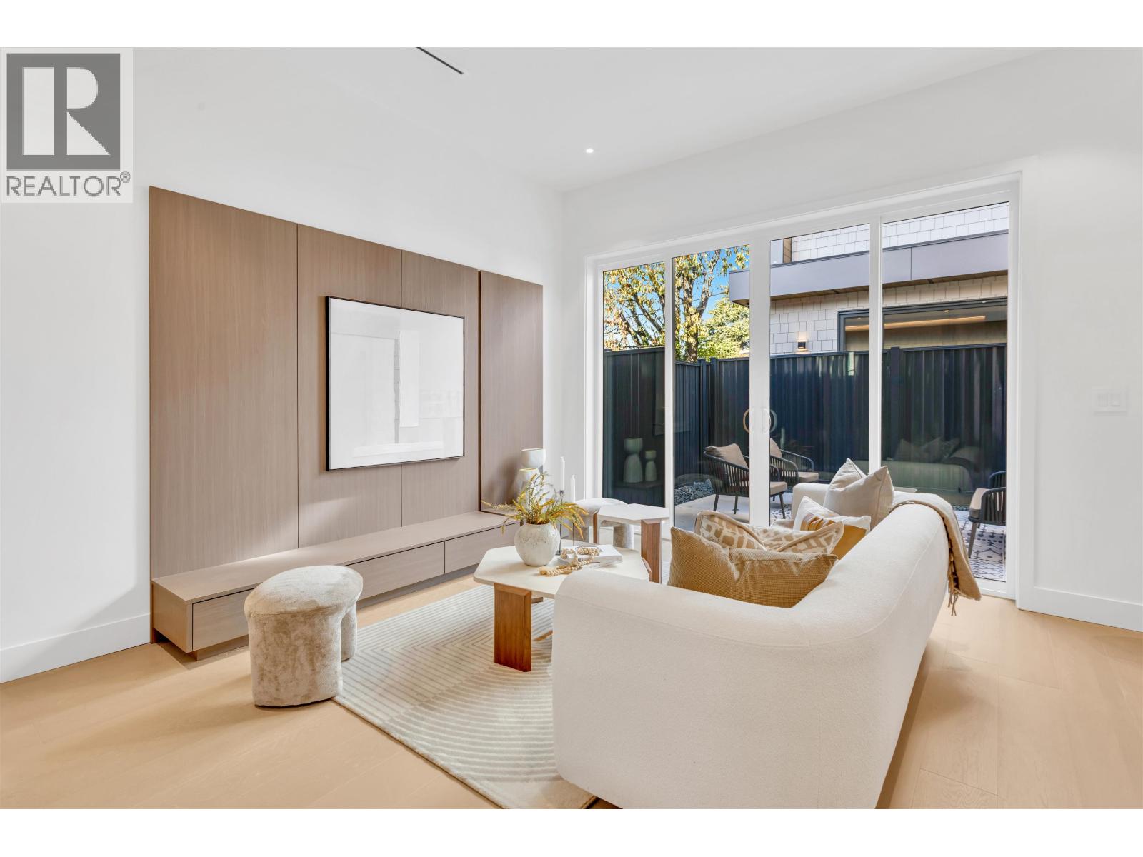 2 2879 E 43 Avenue, Vancouver, British Columbia  V5R 2Z1 - Photo 3 - R3176297