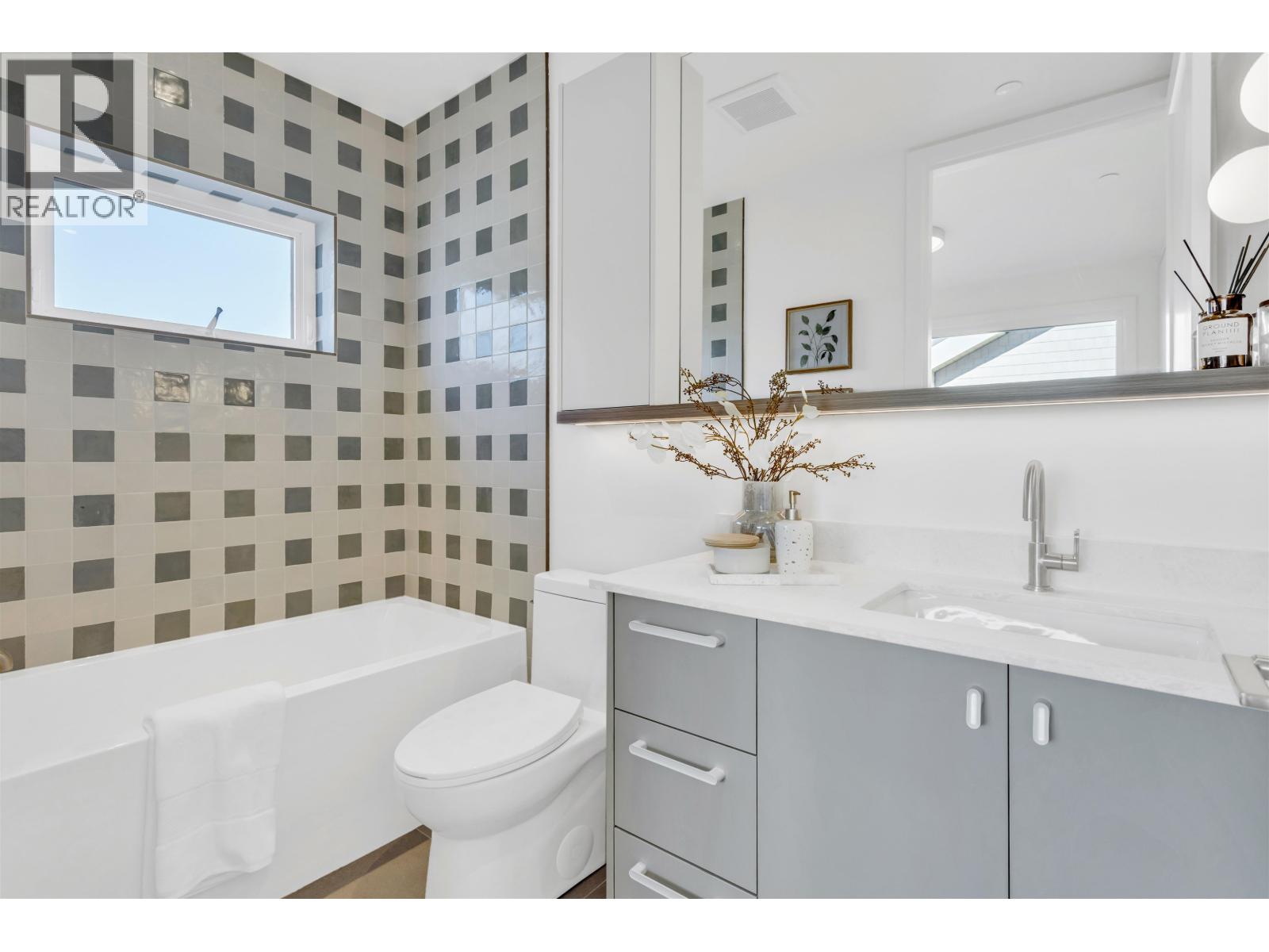2 2879 E 43 Avenue, Vancouver, British Columbia  V5R 2Z1 - Photo 14 - R3176297