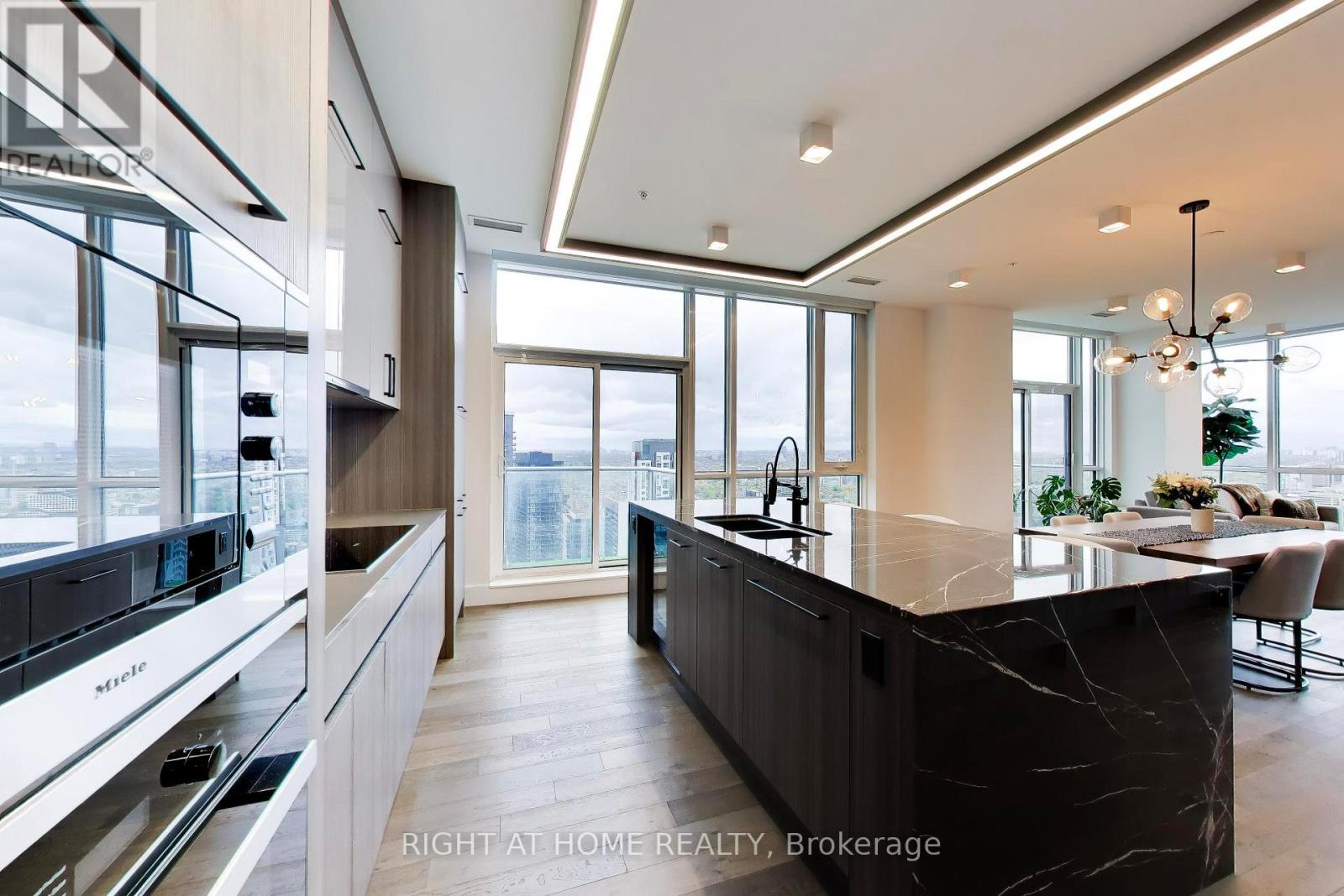 Ph102 - 30 Nelson Street, Toronto, Ontario  M5V 0H5 - Photo 5 - C14109230