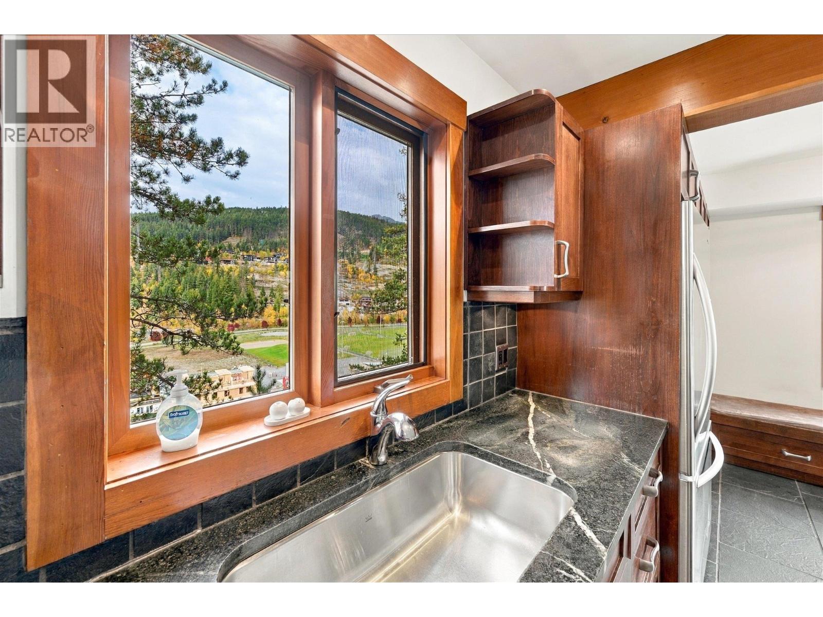 1777 Pinewood Drive, Pemberton, British Columbia  V0N 2L3 - Photo 11 - R3177988