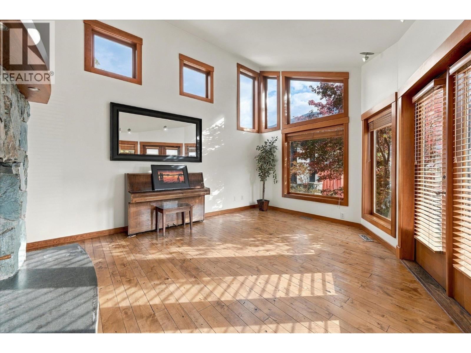 1777 Pinewood Drive, Pemberton, British Columbia  V0N 2L3 - Photo 2 - R3177988