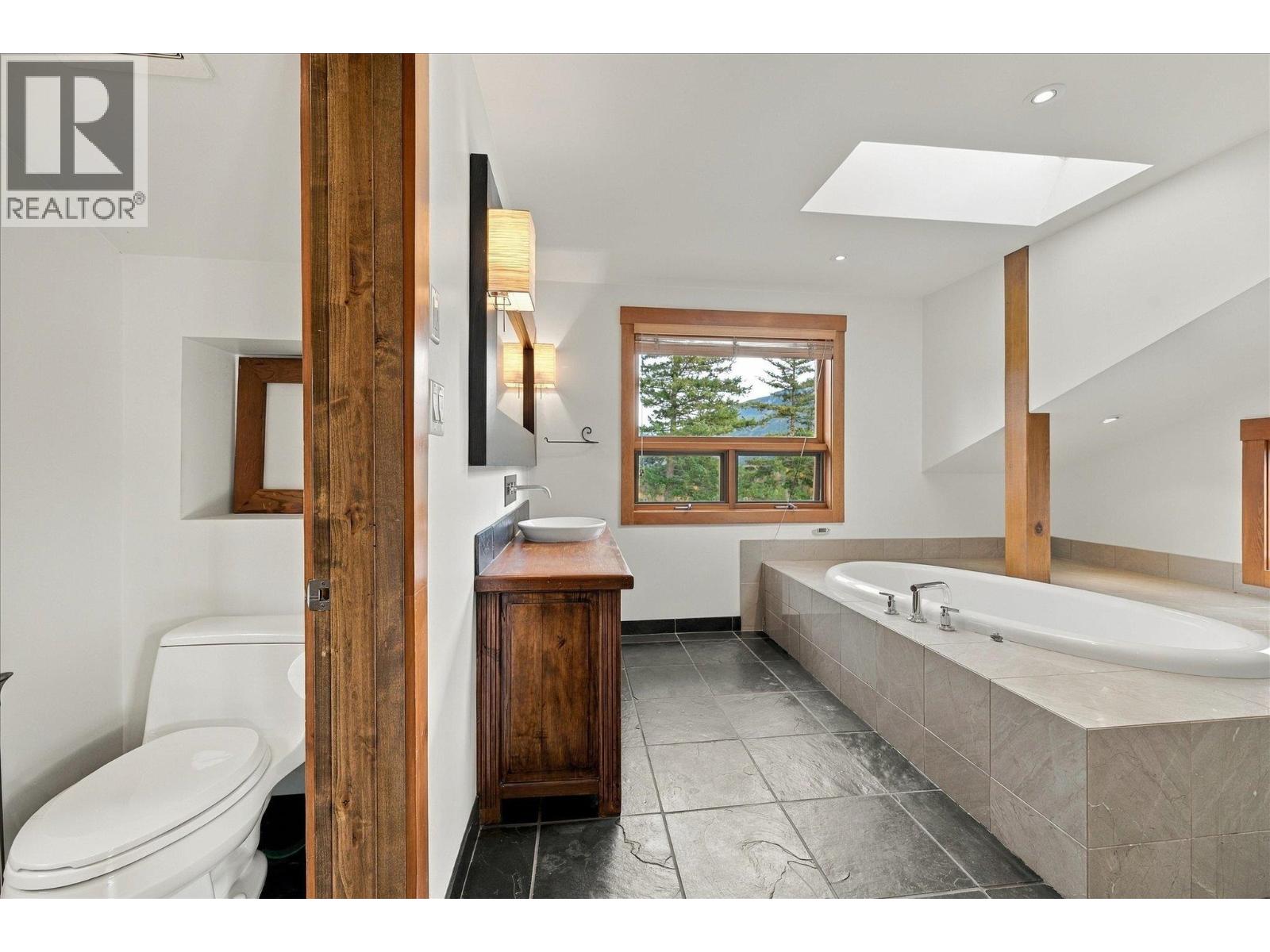1777 Pinewood Drive, Pemberton, British Columbia  V0N 2L3 - Photo 28 - R3177988