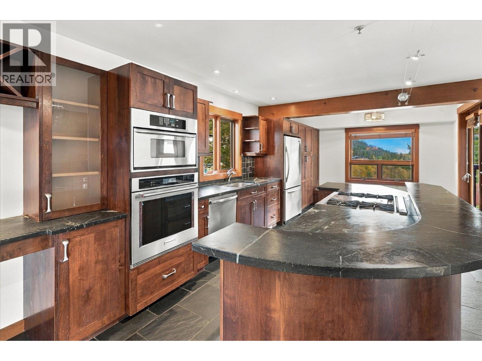 1777 Pinewood Drive, Pemberton, British Columbia  V0N 2L3 - Photo 8 - R3177988