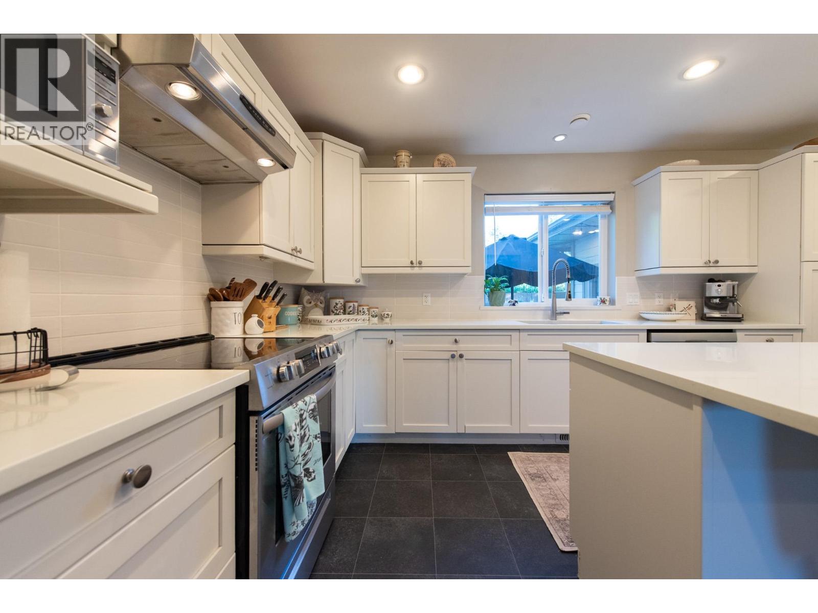 574 Veterans Road, Gibsons, British Columbia  V0N 1V4 - Photo 8 - R3177993