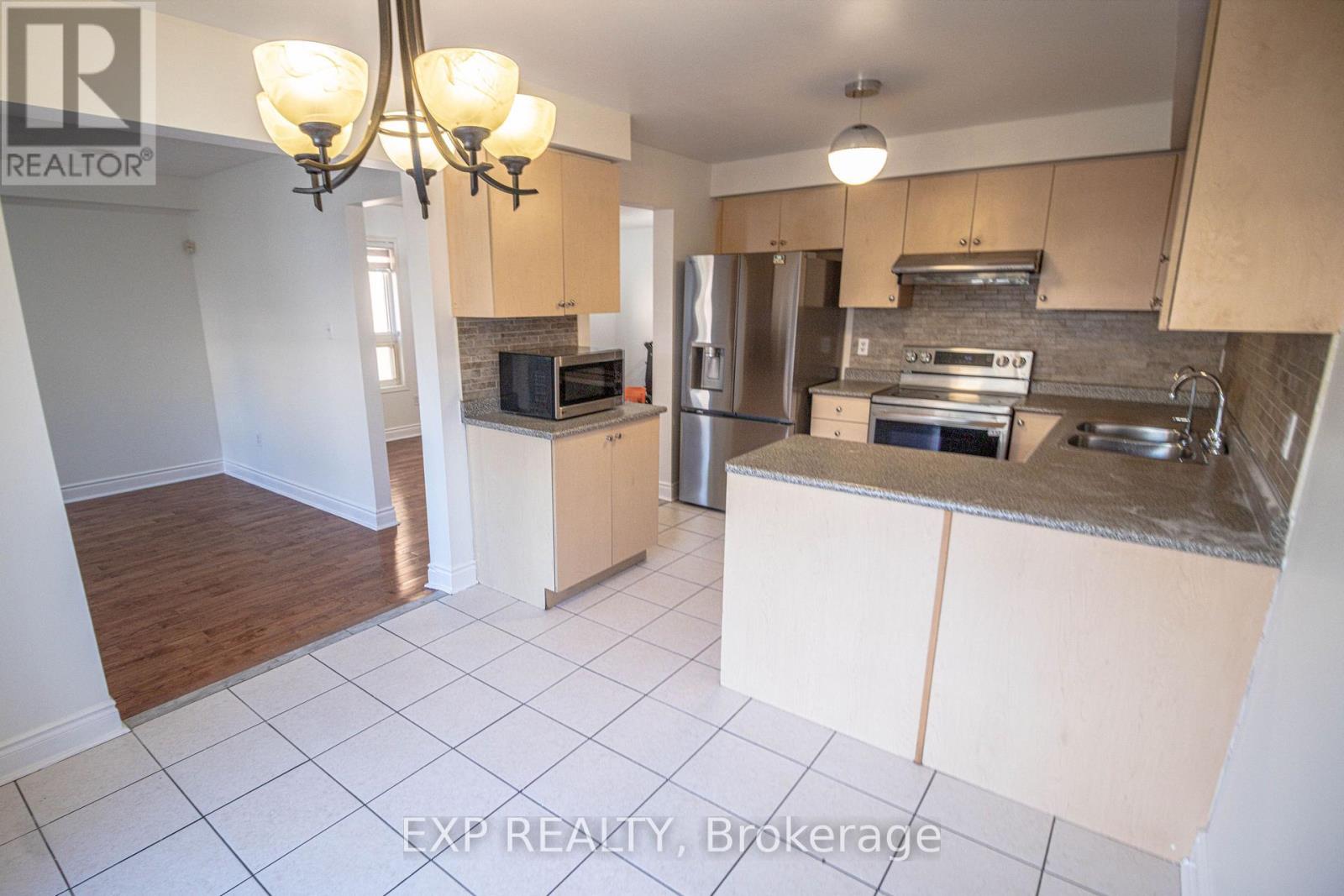 43 Luella Crescent, Brampton (Fletcher's Meadow), Ontario  L7A 3H8 - Photo 6 - W14109326