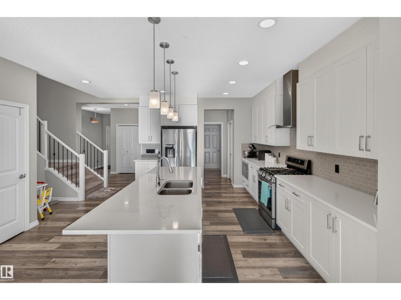 435 41 AV NW