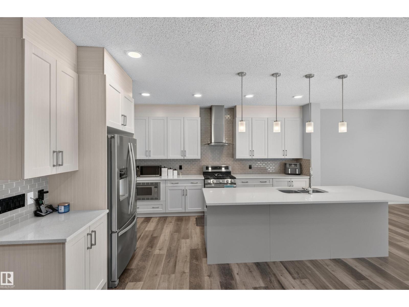 435 41 AV NW