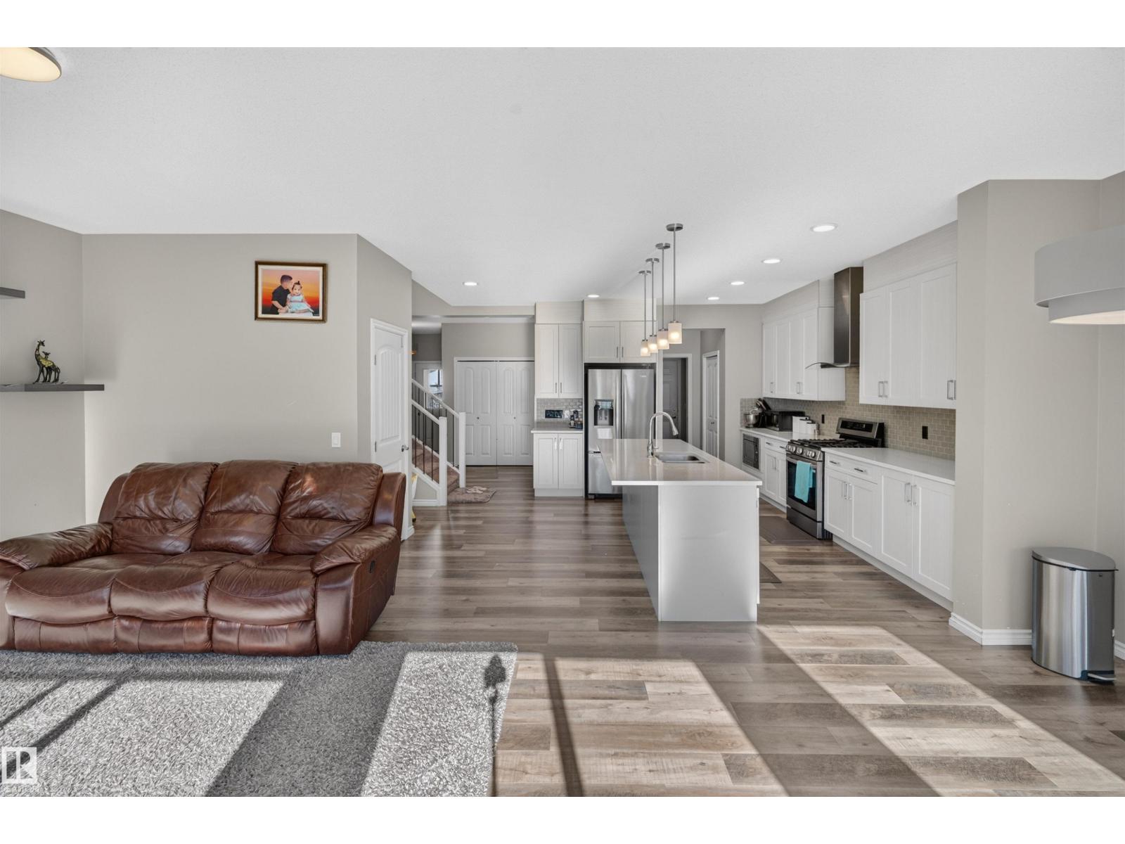 435 41 AV NW