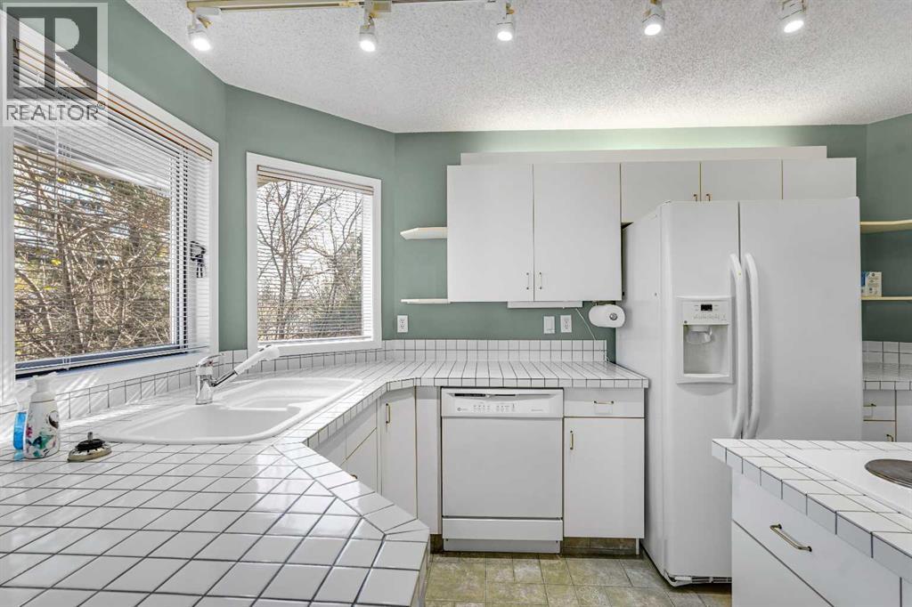84 Strathlorne Crescent SW, Calgary, Alberta  T3H 1M8 - Photo 14 - A2353985