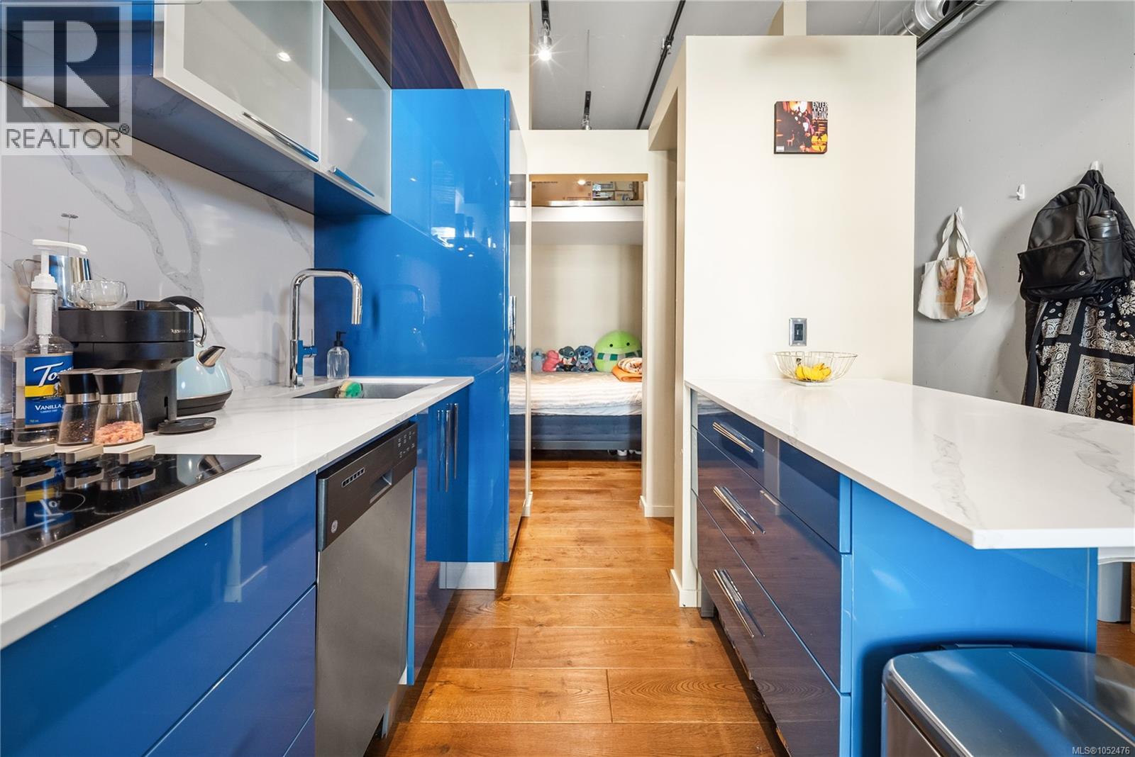 415 1029 View St