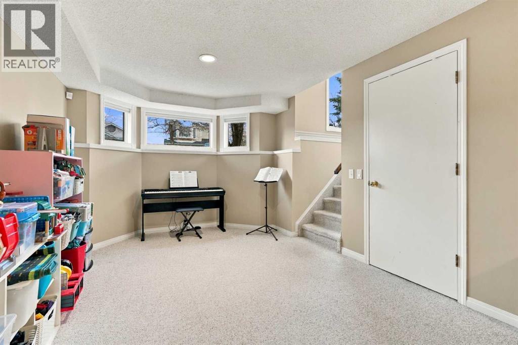60 Hidden Green NW