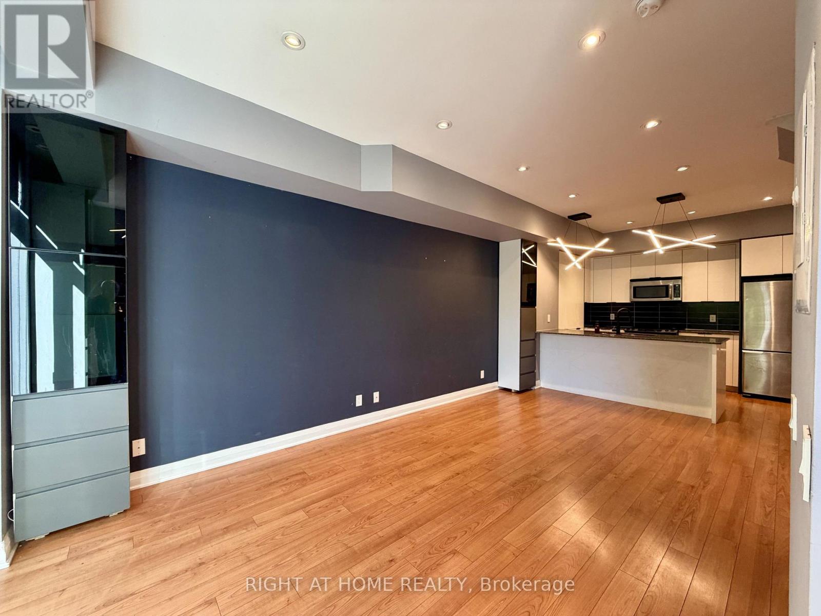 Th 1 - 15 Valhalla Inn Road, Toronto, Ontario  M9B 1S9 - Photo 4 - W14109434