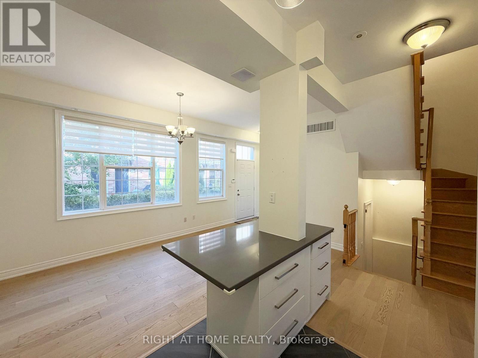 1 Fairhead Mews, Toronto, Ontario  M4E 3Y4 - Photo 11 - E14109494