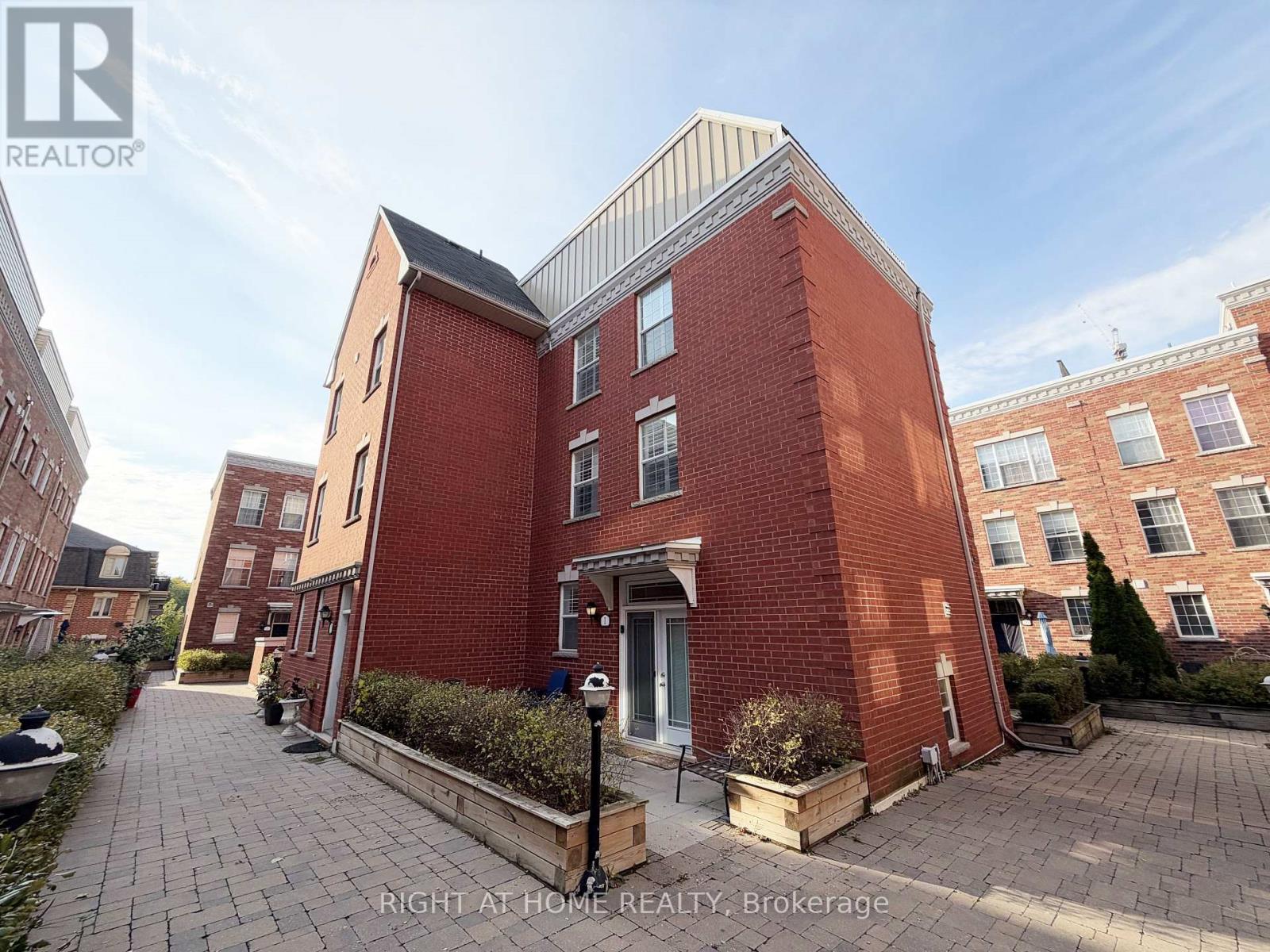 1 Fairhead Mews, Toronto, Ontario  M4E 3Y4 - Photo 39 - E14109494