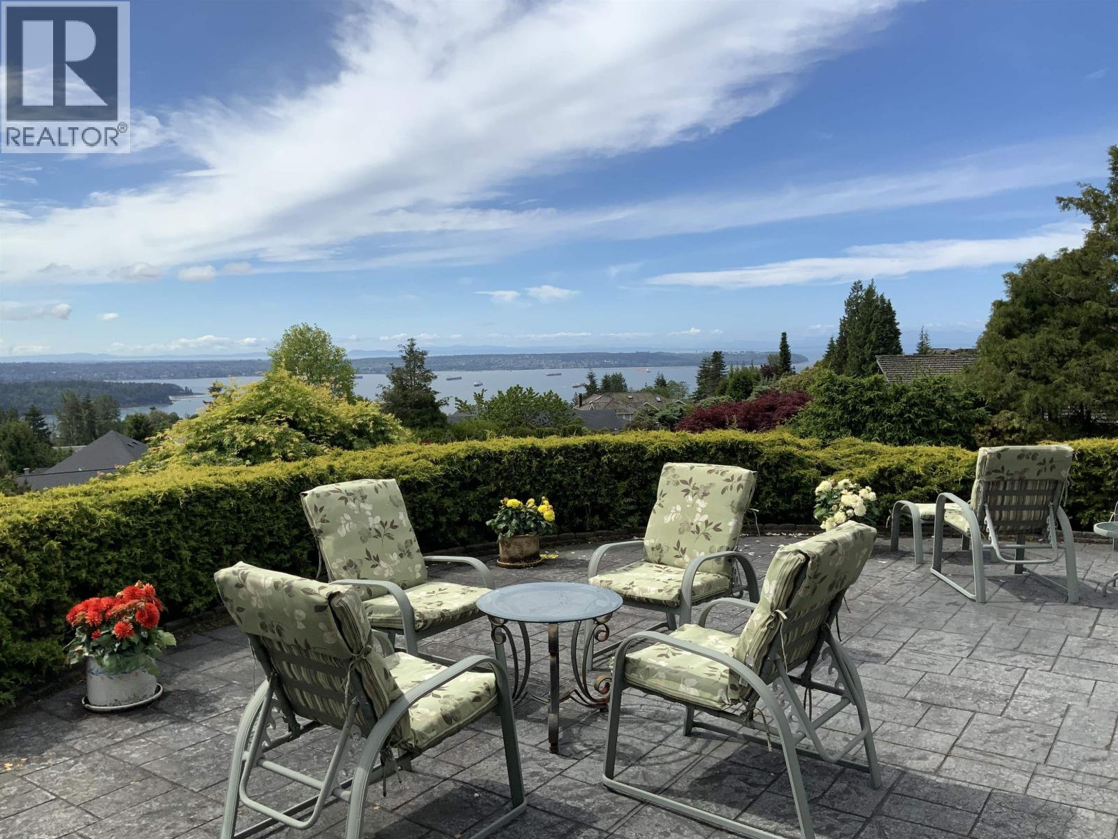 1263 Chartwell Place, West Vancouver, British Columbia  V7S 2S2 - Photo 2 - R3177998