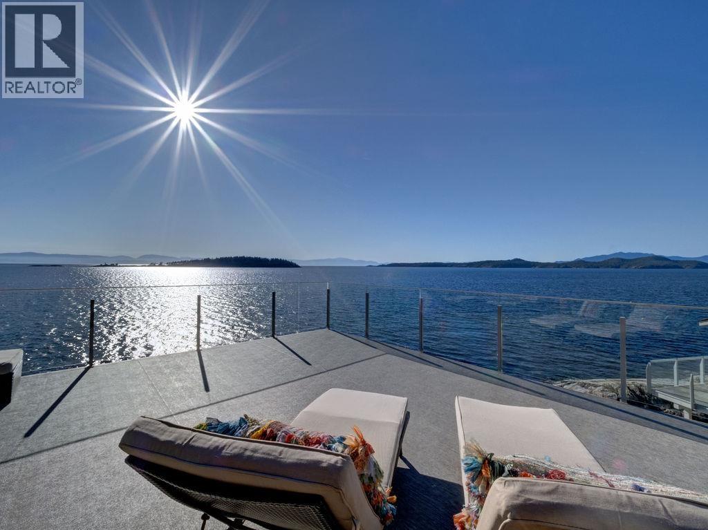 8327 REDROOFFS ROAD, Sechelt, British Columbia