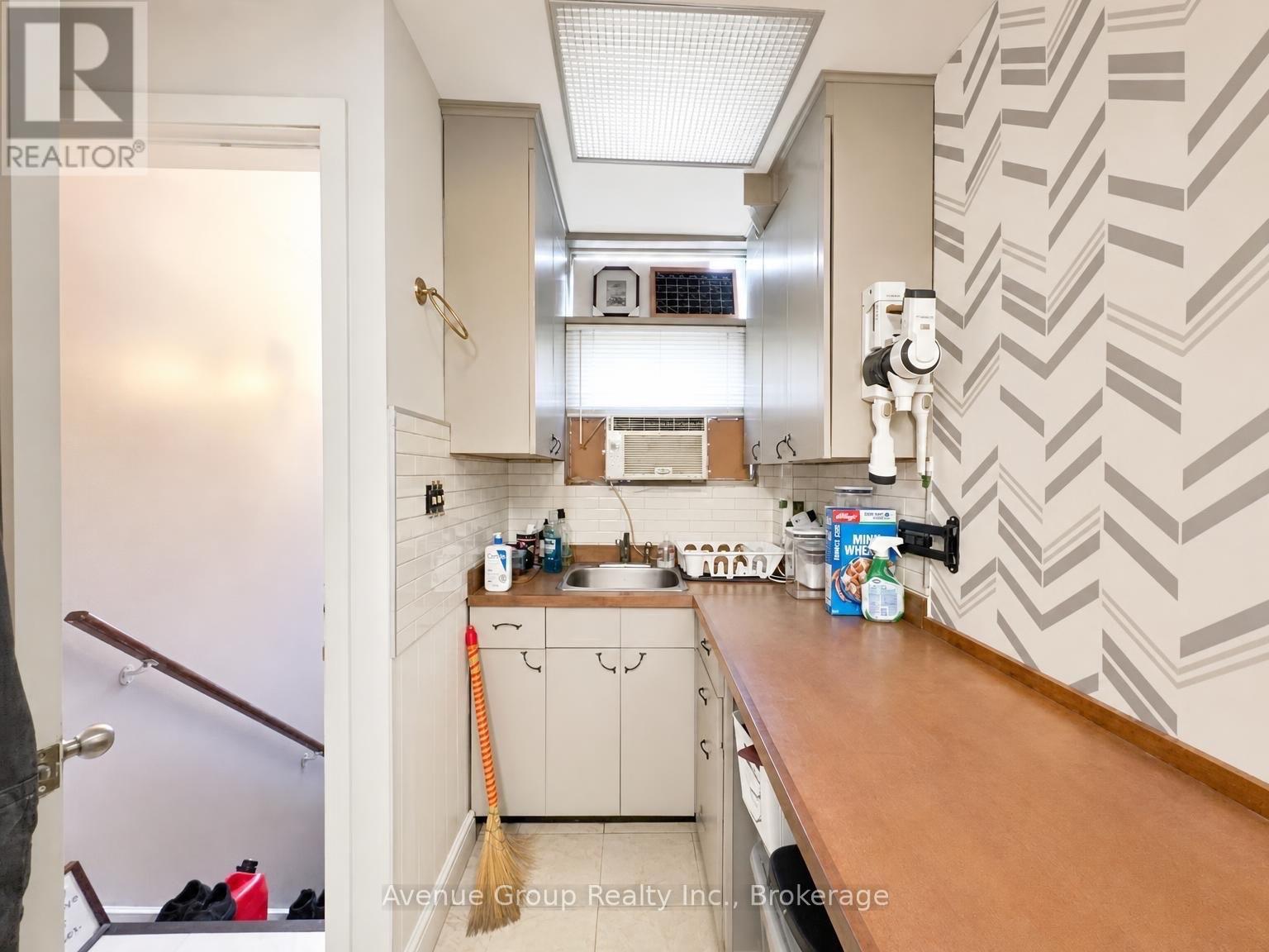 3016b Bathurst Street, Toronto, Ontario  M6B 3B6 - Photo 8 - C14109614