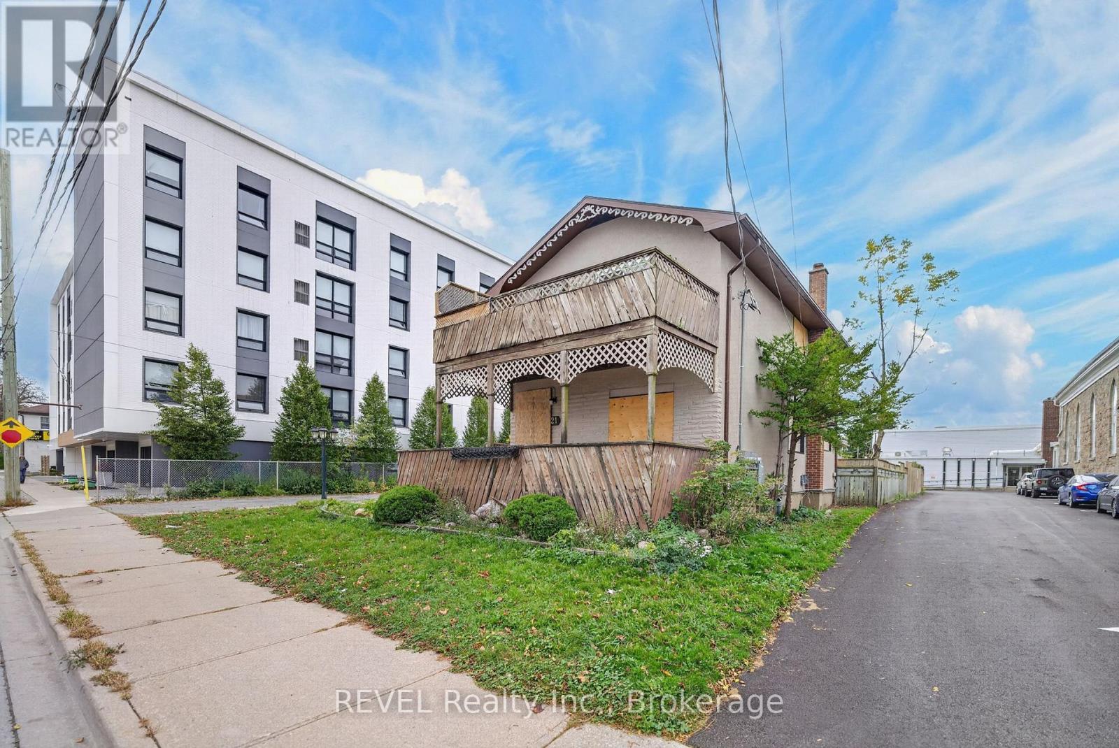 21 Pine Street S, Thorold, Ontario  L2V 3L1 - Photo 3 - X14109666