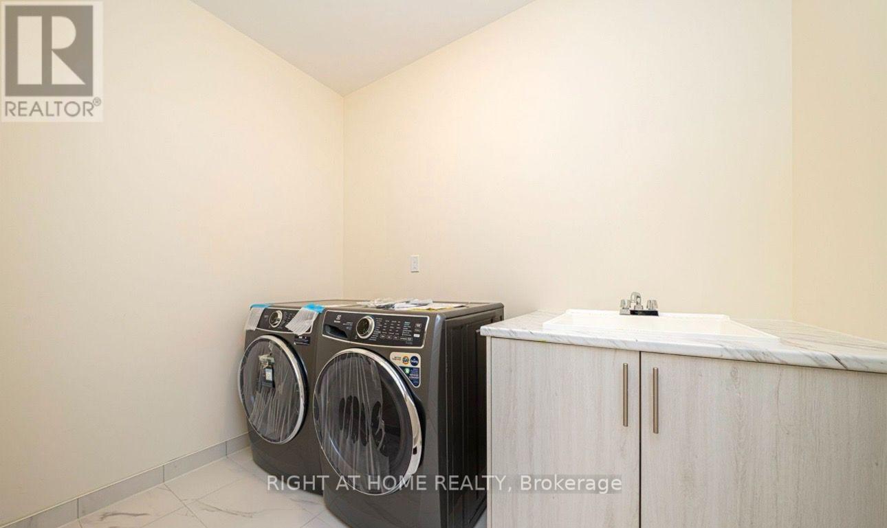 15 Becky Cheung Court, Toronto (Newtonbrook East), Ontario  M2M 2E7 - Photo 13 - C14109690