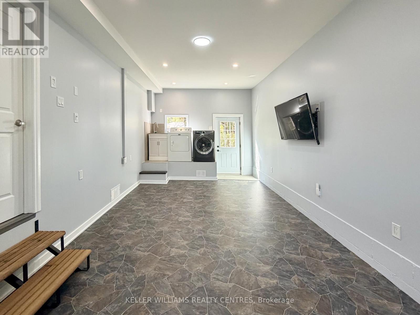 18 Bushey Avenue, Essa (Angus), Ontario  L3W 0L2 - Photo 8 - N14109626