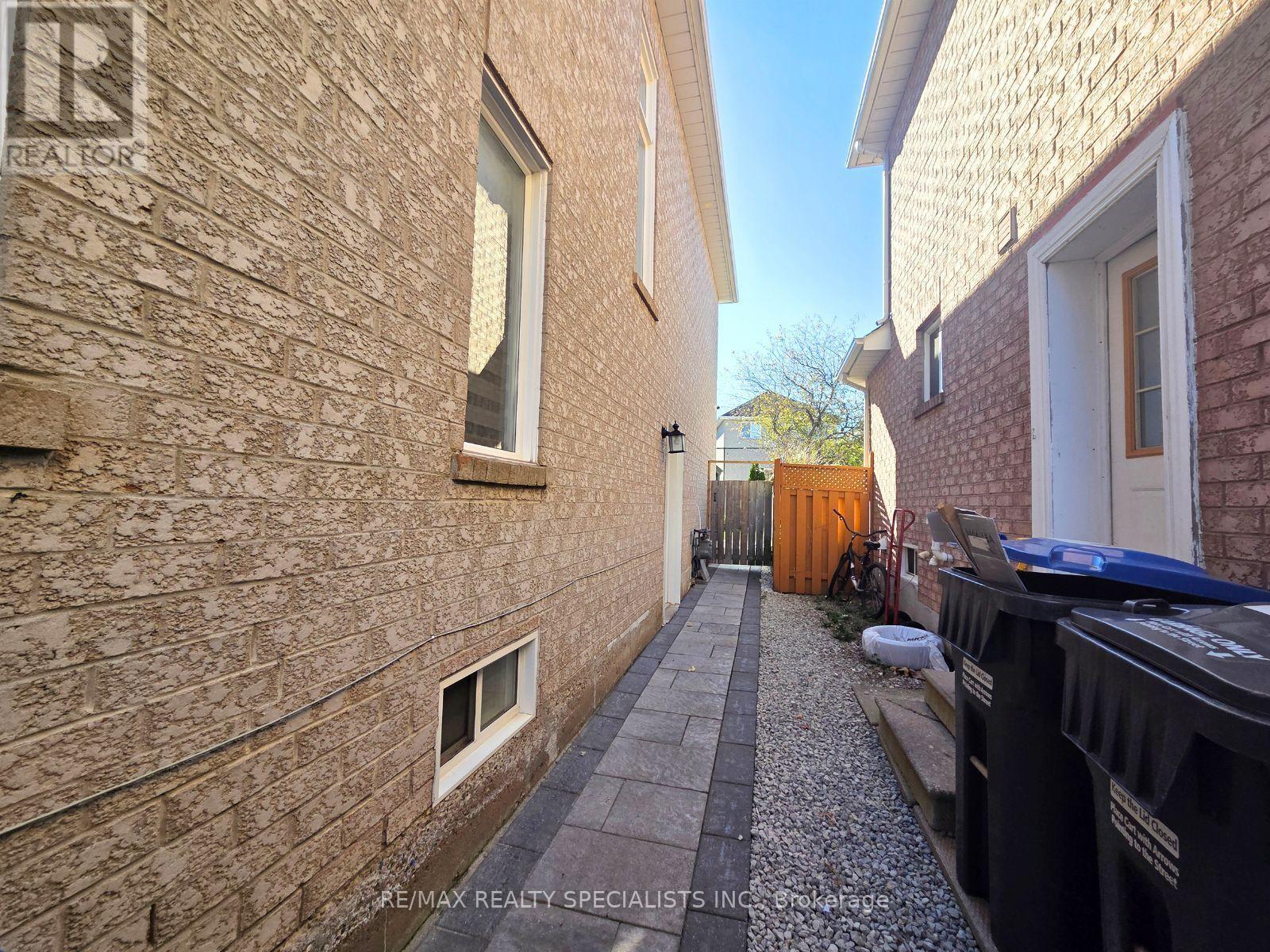 Bsmt - 18 Gold Hill Road, Brampton (Fletcher's Creek Village), Ontario  L6X 4V2 - Photo 11 - W14109702