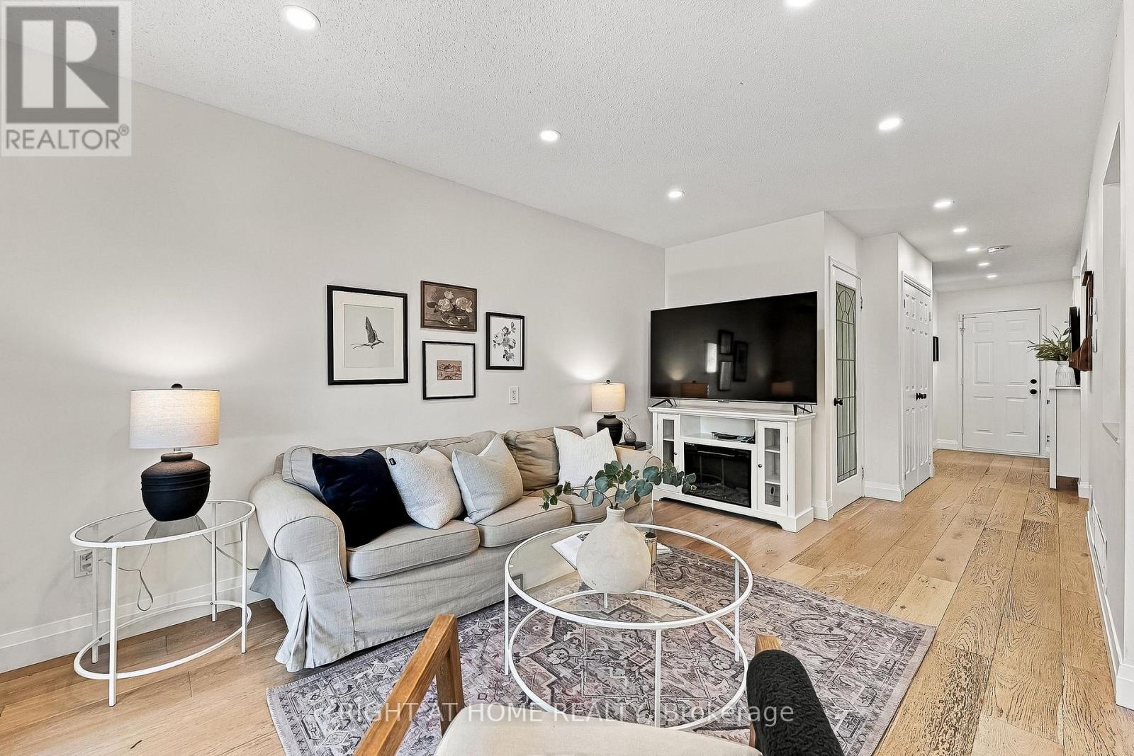 56 Teddington Crescent, Whitby, Ontario  L1R 1S5 - Photo 4 - E14107826