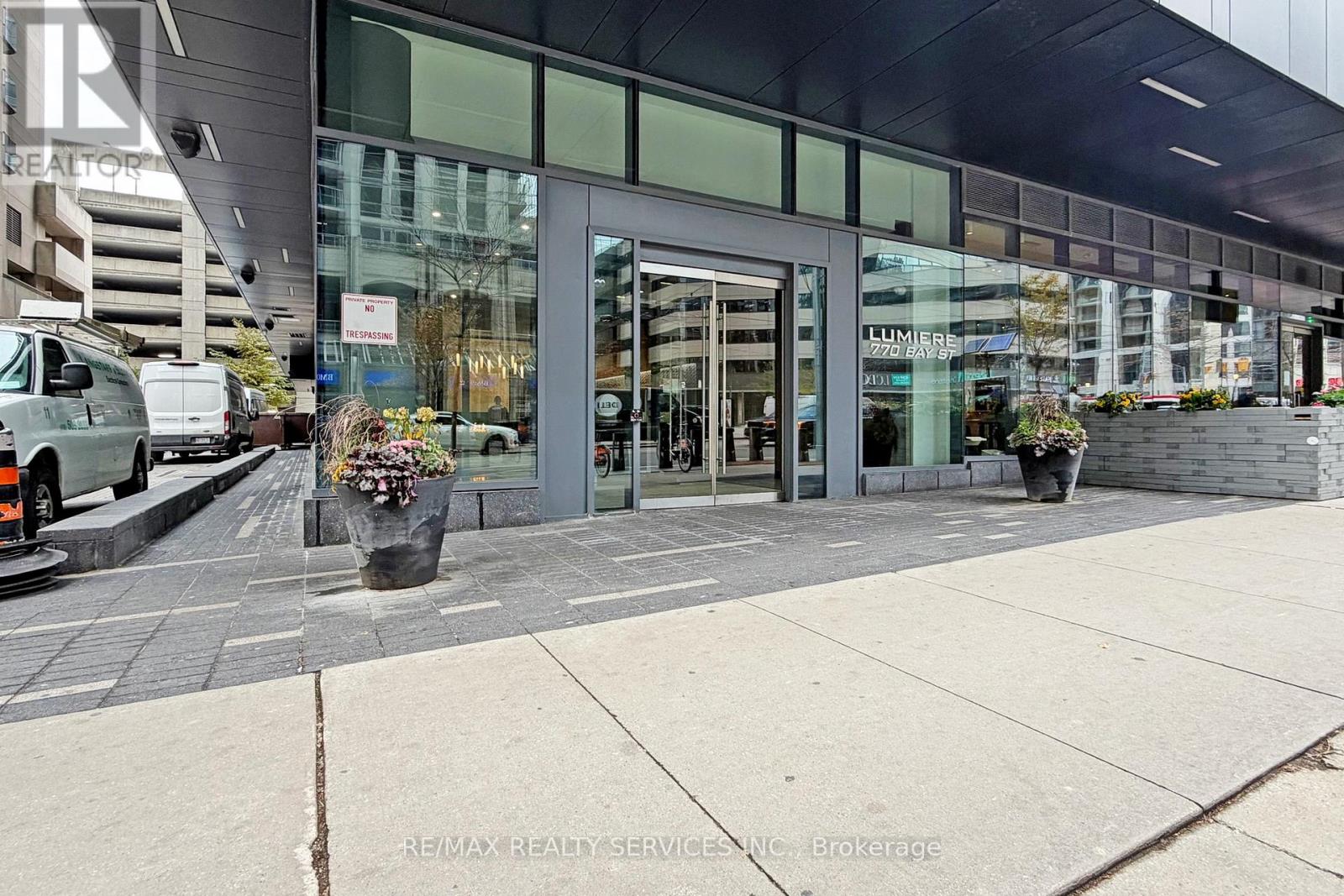 1009 - 770 Bay Street, Toronto (Bay Street Corridor), Ontario  M5G 0A6 - Photo 2 - C14109808
