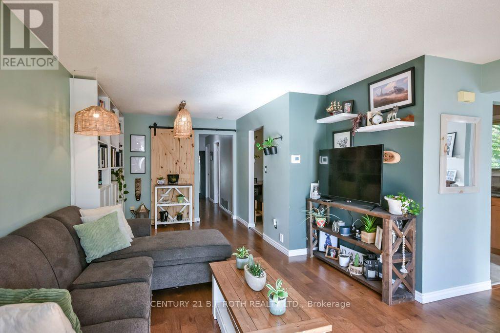 38 Charlbrook Avenue, Barrie (Cundles East), Ontario  L4M 2Y4 - Photo 4 - S14109786