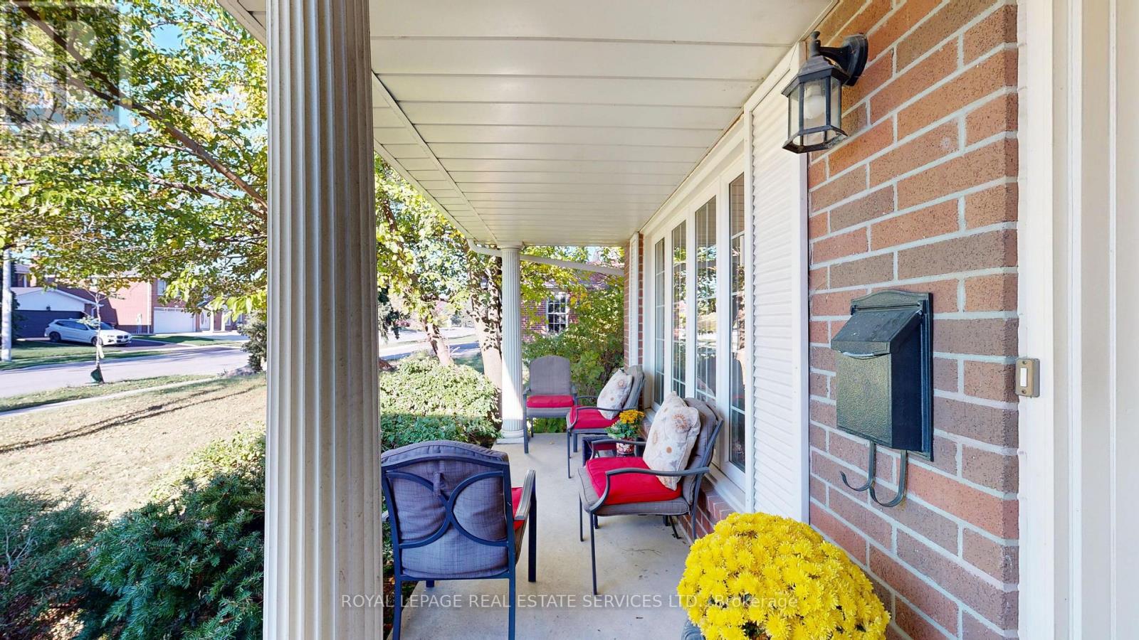 1728 Bough Beeches Boulevard, Mississauga, Ontario  L4W 2B9 - Photo 5 - W14109856