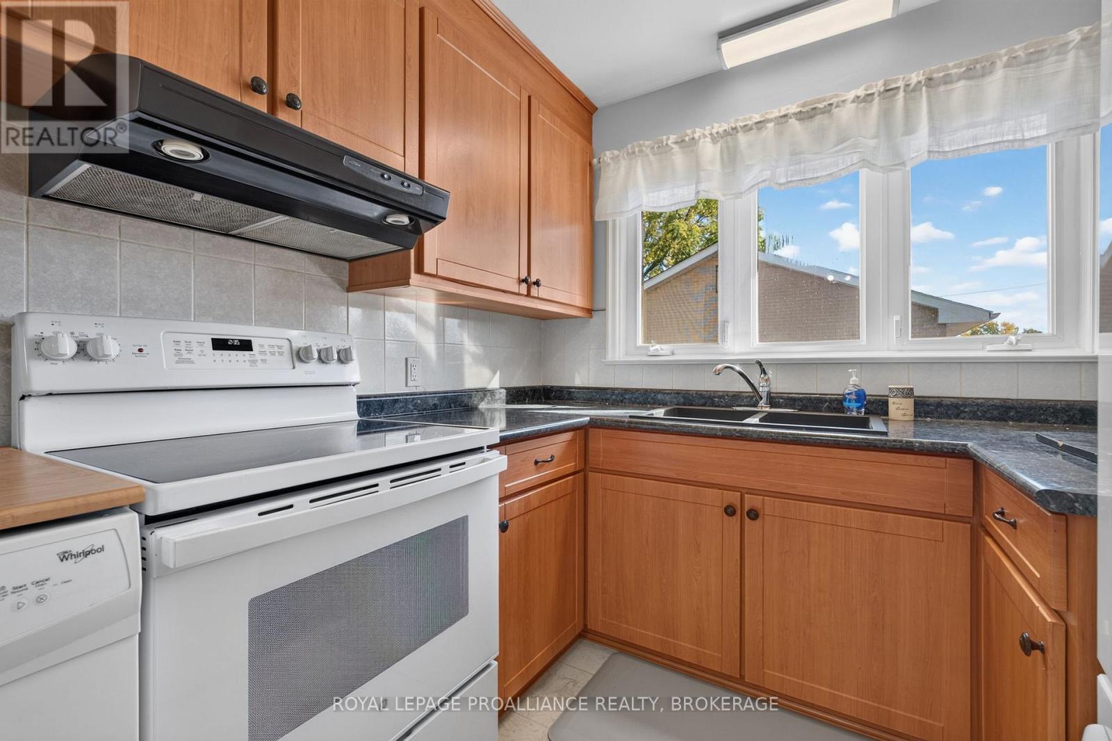 9 Henry Crescent, Loyalist (Amherstview), Ontario  K7N 1G3 - Photo 10 - X14110058