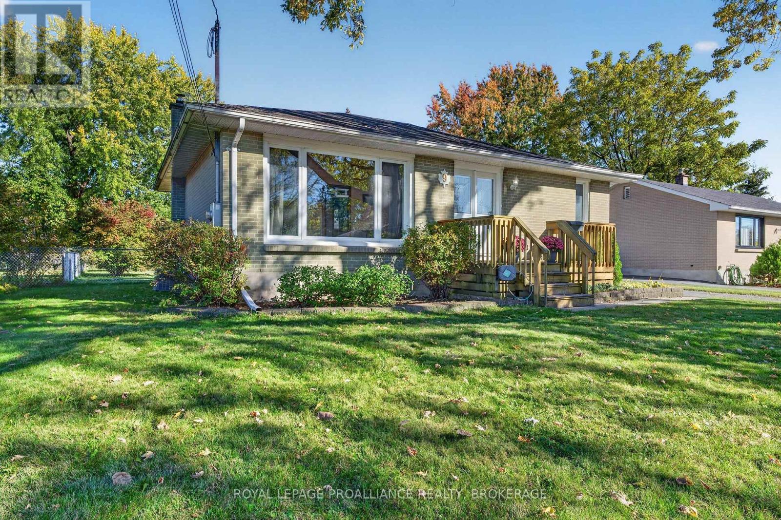 9 Henry Crescent, Loyalist, Ontario K7N 1G3 - Photo 2 - X14110058